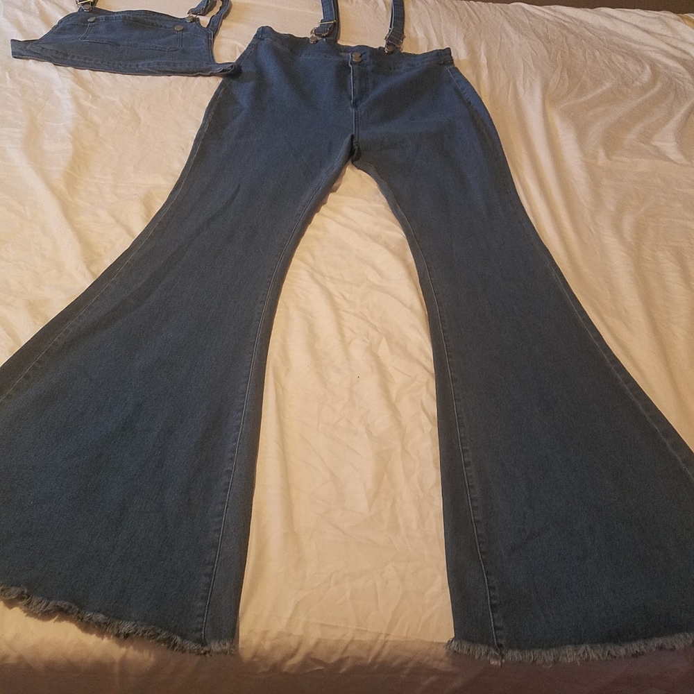 Women 2 piece wide leg bottom set.